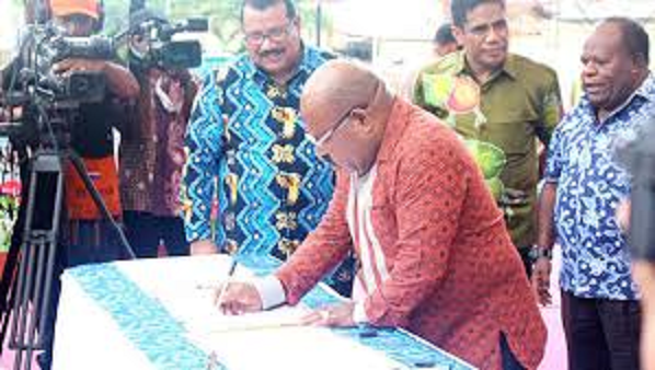 Gubernur Papua, Lukas Enembe, SH., MH., ketika meluncurkan program BANGGA Papua pada 21 November 2017 yang lalu.